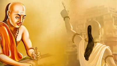 Chanakya Niti : या चार प्रकारच्या लोकांना कधीच घरी बोलावू नका, पश्चाताप होईल