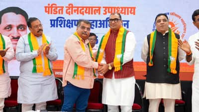 काँग्रेसला मोठा दणका, माजी आमदाराने साथ सोडली; असंख्य पदाधिकाऱ्यांसह भाजपमध्ये प्रवेश