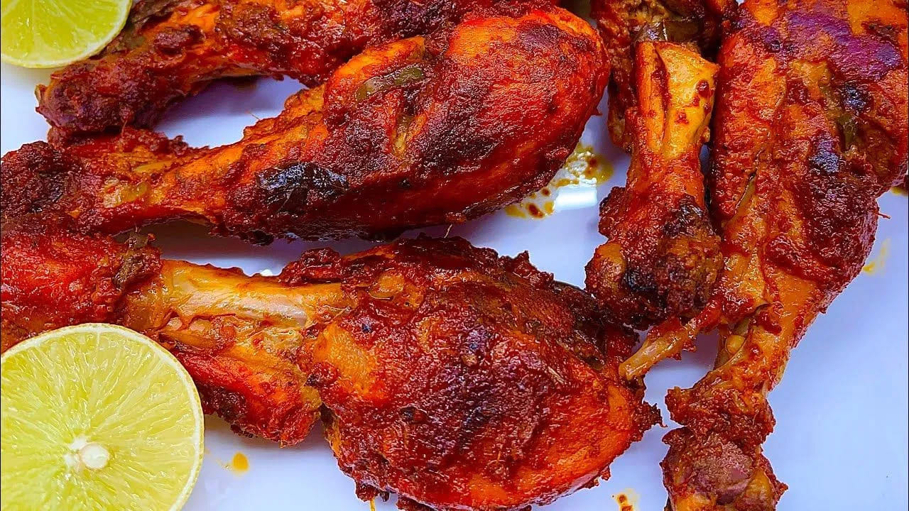 आरोग्य तज्ज्ञांच्या मते, चिकन लेग पीसमध्ये प्रथिने आणि सुमारे १२ प्रकारची जीवनसत्त्वे आणि खनिजे असली, तरी काही विशिष्ट आरोग्य समस्या असलेल्या लोकांसाठी तो सायलंट किलर ठरू शकतो.