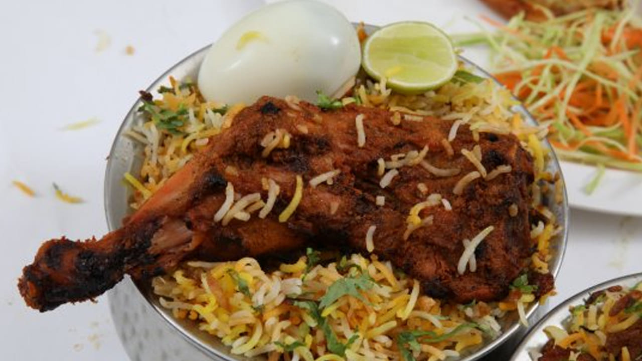 बिर्याणी म्हटलं की अनेकांच्या डोळ्यासमोर सर्वात आधी येतो तो म्हणजे रसरशीत चिकन लेग पीस. लहानांपासून मोठ्यांपर्यंत प्रत्येकजण या पीससाठी आग्रही असतो. मात्र, चवीला उत्तम लागणारा हा भाग तुमच्या आरोग्यासाठी फायदेशीर असतो का, याबद्दलची माहिती समोर आली आहे.