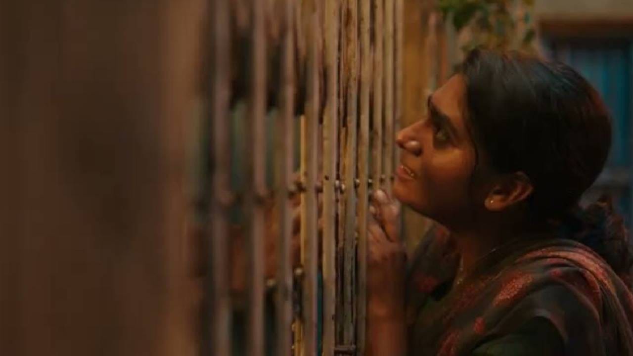 कुटुंब क्राइम आणि माइंड गेमचं परफेक्ट समीकरण.. प्रत्येक सीनमध्ये चकीत करणारा ट्विस्ट आणि सस्पेन्सचा भरणा असलेली दमदार कथा. जर तुम्ही सिनेप्रेमी असाल आणि त्यातही जर तुम्हाला सस्पेन्स थ्रिलर सर्वाधिक आवडत असतील तर हा चित्रपट तुम्हाला नक्कीच थक्क करेल. 2 तास 19 मिनिटांचा हा चित्रपट तुम्हाला शेवटपर्यंत खिळवून ठेवतो. यातल्या प्रत्येक सीनमध्ये भीती राग आणि न्यायाची मागणी इतकी तीव्र आहे की प्रेक्षकांना ही कथा त्यांच्याच आयुष्यातला एक भाग वाटू लागते. निष्पाप लहान मुलांच्या अचानक गायब होण्यापासून या चित्रपटाची कथा सुरू होते. पुढे यात अशा एका खलनायकाचा उलगडा होतो ज्याची क्रूरता अंगावर अक्षरश: काटा आणते. 
