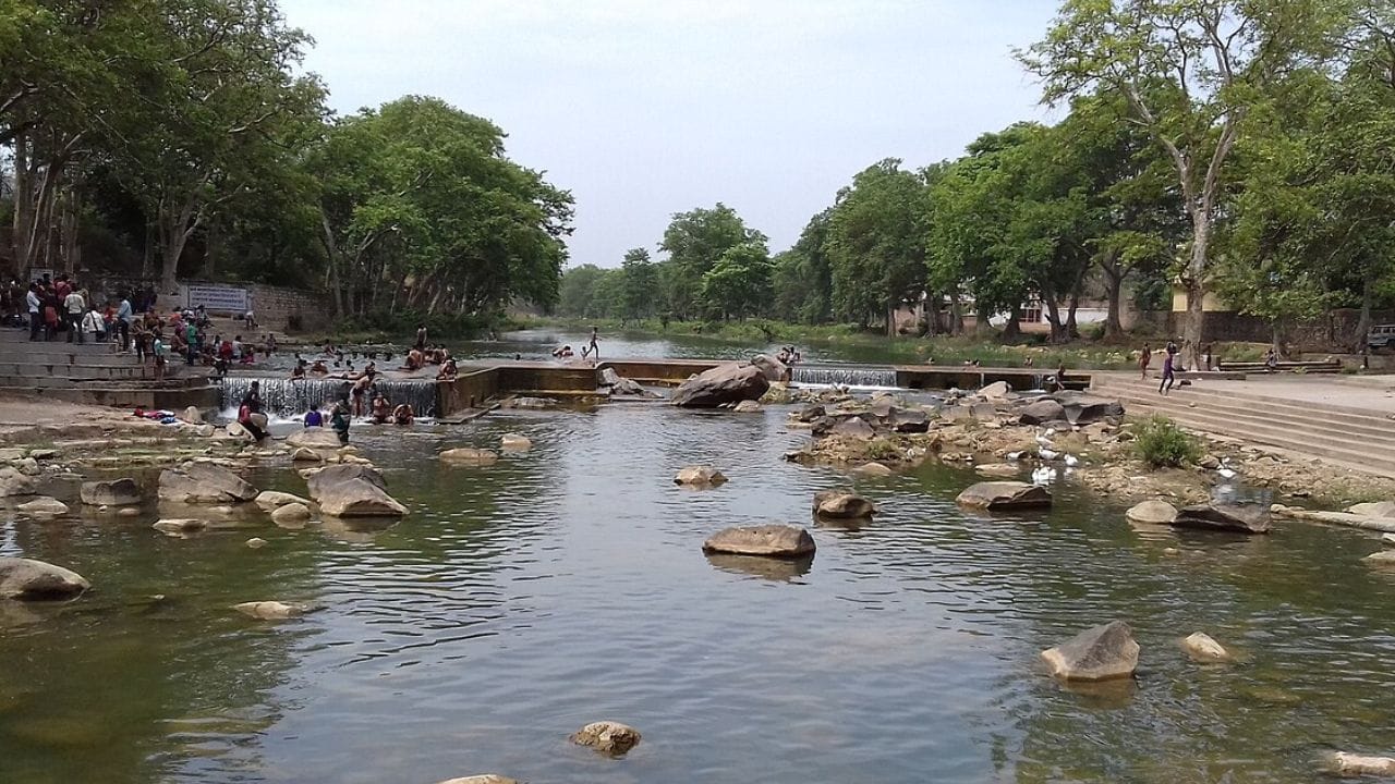 भारतातील एकमेव जिल्हा : चित्रकूट हा भारतातील एकमेव जिल्हा आहे जो उत्तर प्रदेश आणि मध्य प्रदेश या राज्यांमध्ये विभागलेला आहे. या जिल्ह्याच्या बहुतांशी भागात जंगल आहे. 