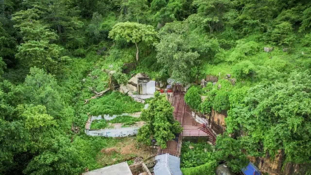 उत्तर प्रदेश आणि मध्य प्रदेशचा भाग : चित्रकूट हा जिल्हा उत्तर प्रदेश आणि मध्य प्रदेश या दोन्ही राज्यांचा भाग आहे, कारण तो उत्तर विंध्य पर्वतरांगेत स्थित आहे, ही पर्वतरांग दोन्ही राज्यांच्या सीमेवर पसरलेले आहे.