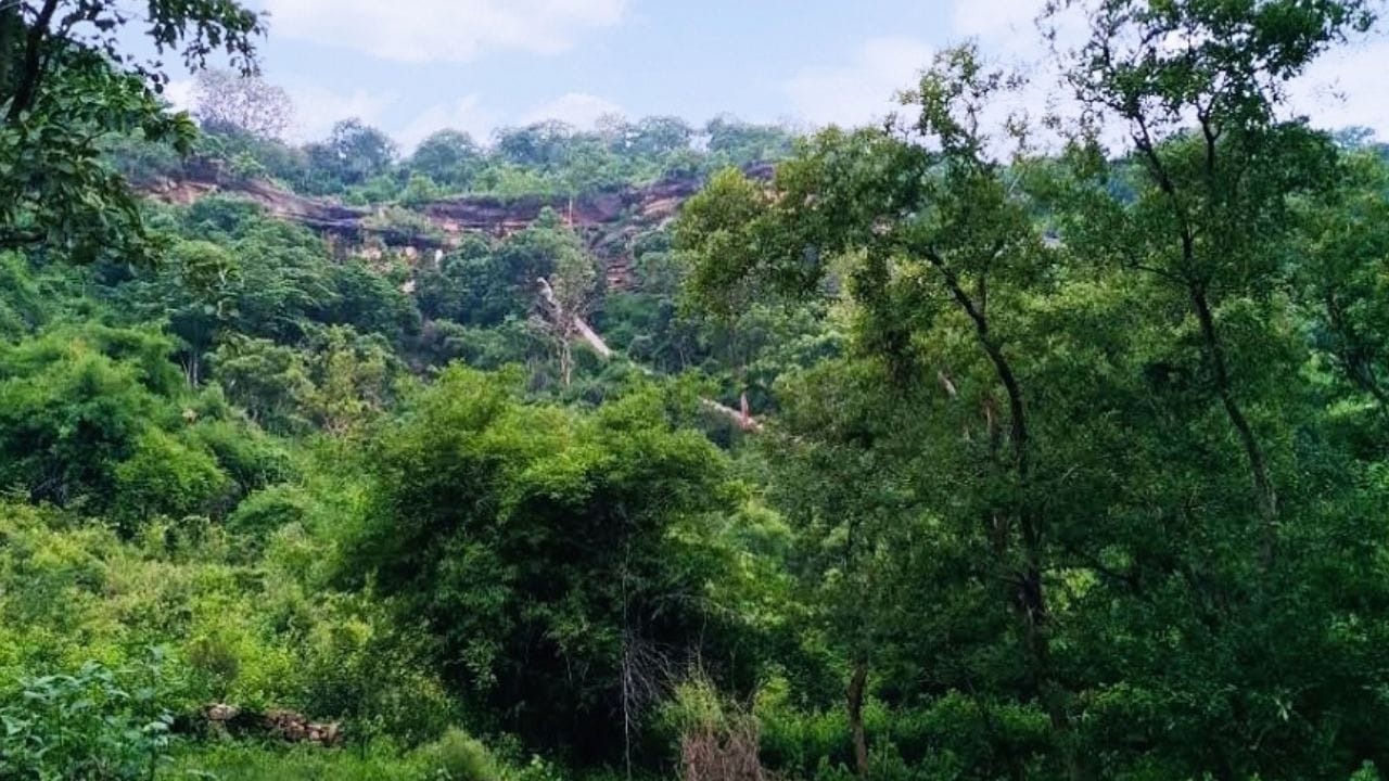 जिल्ह्याचे मुख्यालय : चित्रकूट शहर हे जिल्ह्याचे मुख्यालय मध्यप्रदेशात आहे. यामुळे एक विचित्र परिस्थिती निर्माण होते जिथे एकाच जिल्ह्यातील रहिवासी दोन वेगवेगळ्या राज्य सरकारांद्वारे शासित असतात.  