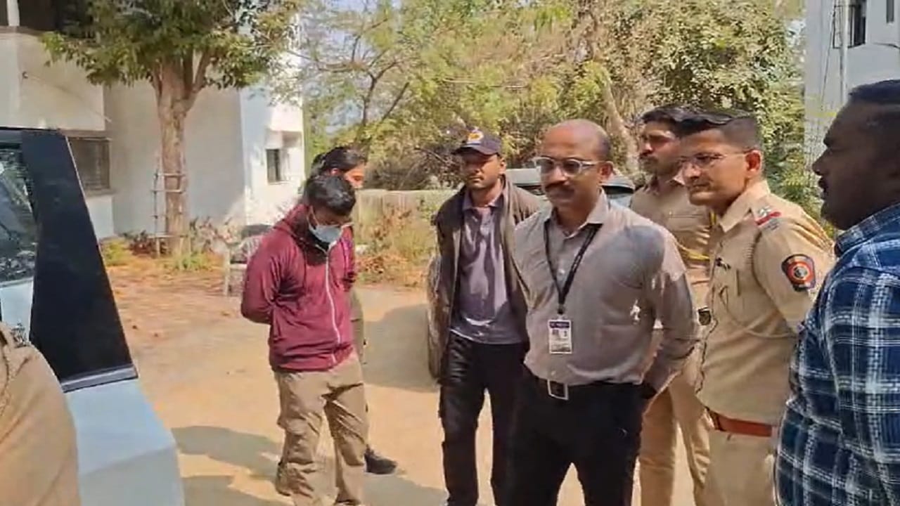 बाहेरगावी गेलेल्या न्यायाधीशांच्या घरी चोरट्यांनी चोरी केली आहे.  पोलिसांकडून चोरट्यांचा शोध सुरू असून पोलिसांकडून परिसरातील सर्व सीसीटीव्ही  तपासले जाणार असल्याची माहिती पोलिसांनी दिली. आता याप्रकरणी अधिक चौकशी सुरु आहे. 