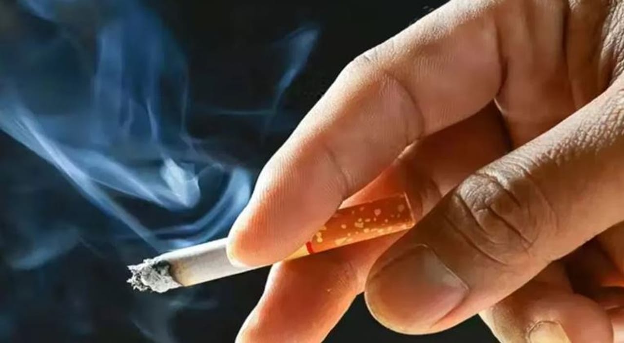  अर्थमंत्री निर्मला सीतारामन यांनी 2026-27 या आर्थिक वर्षासाठीचा अर्थसंकल्प सादर केला आहे. या अर्थसंकल्पात तंबाखूजन्य पदार्थ तसेच सिगारेटवर एक नवा कर लागू करण्याची घोषणा करण्यात आली आहे. हा नवा करा 1 फेब्रुवारीपासून लागू होईल. 