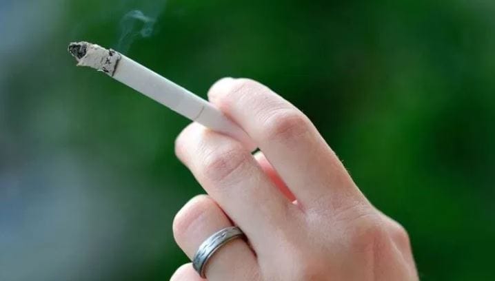 आता दहा रुपयांचज्या सिगारेटवर 2 ते 3 रुपयांची एक्साईज ड्युटी असेल. त्यामुळे दहा रुपयांच्या सिगारेटचा भाव आता 12 ते 13 रुपयांपर्यंत वाढणार आहे. 