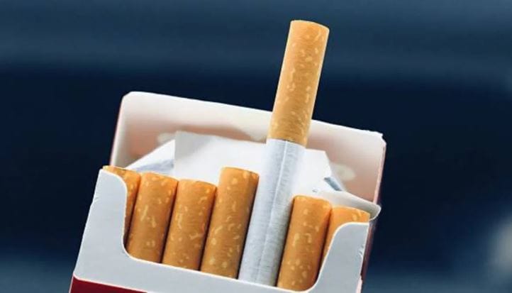 तसेच दहा सिगारेटचे एक पॅकेट अगोदर 100 रुपयांना मिळायचे. आता हेच पॅकेट 130 रुपये ते 140 रुपयांना मिळणार आहे. प्रिमियम सिगारेटही आता महागणार आहेत. एका सिगारेटमागे 3.6 ते 4 रुपयांची वाढ होणार आहे.