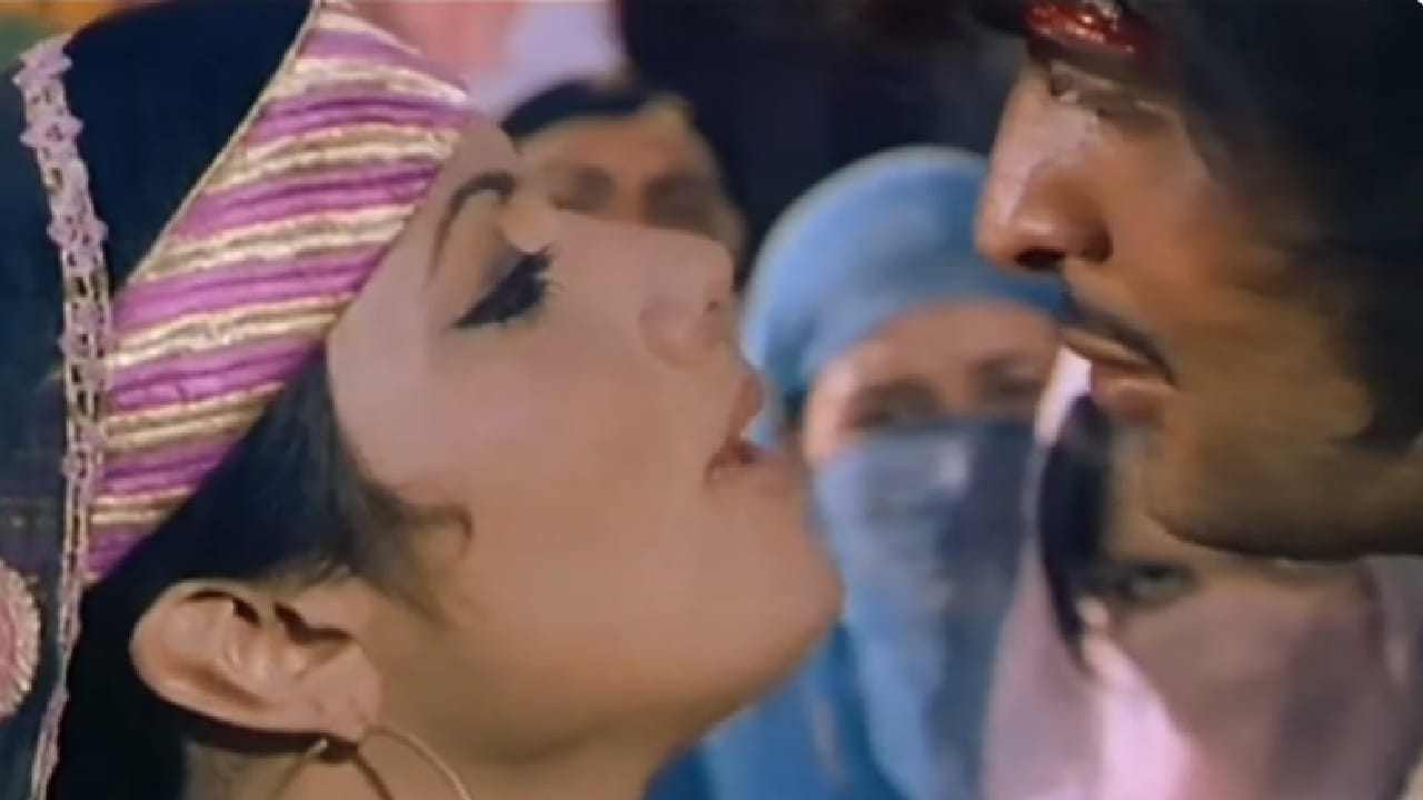 लता मंगेशकर यांच्या आवाजातील वेदना थेट श्रोत्यांच्या हृदयापर्यंत पोहोचत होती. आजही यूट्यूबवर या गाण्याला लाखो व्ह्यूज आहेत. हे गाणे एक गोष्ट ठामपणे सिद्ध करते की खरे संगीत कधीच जुने होत नाही.