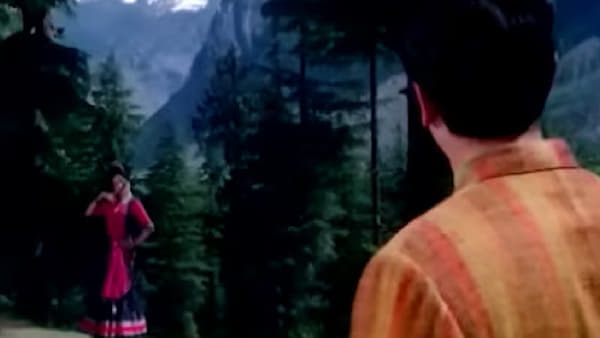 1960 च्या दशकातील हिंदी चित्रपटसृष्टीला रोमँटिक गाण्यांचा सुवर्णकाळ मानला जातो. त्या काळातील गाणी केवळ मनोरंजनापुरती मर्यादित नव्हती तर ती भावना, नात्यांमधील कोमलता आणि प्रेमाची नाजूक अभिव्यक्ती यांचे जिवंत प्रतीक होती.