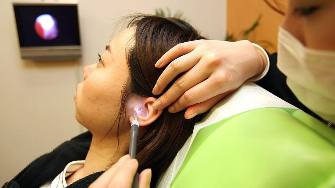 आपल्यापैकी अनेकांना आंघोळीनंतर किंवा कानात खाज आल्यावर इअरबड्स किंवा कापसाच्या बोळ्याने कान स्वच्छ करण्याची सवय असते. ही पद्धत अत्यंत सामान्य वाटत असली, तरी तुमच्या आरोग्यासाठी आणि कानासाठी ती अत्यंत घातक ठरू शकते.