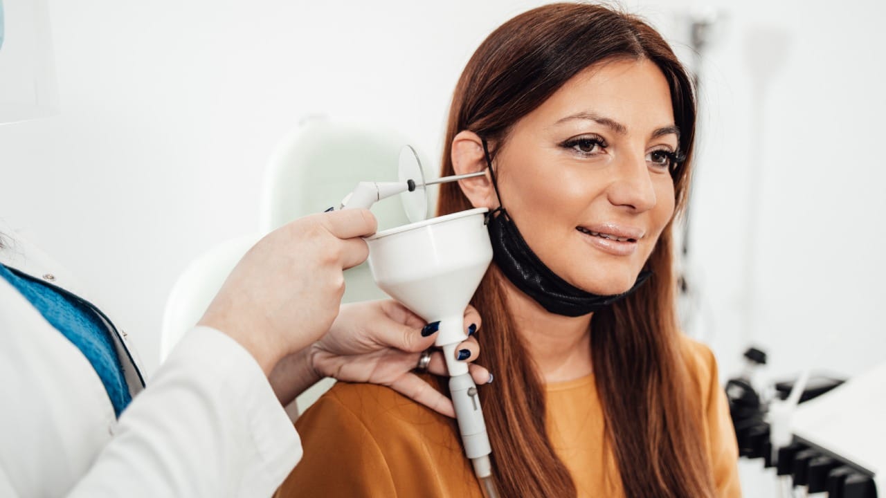 जर तुम्हाला कानात जडपणा वाटत असेल, कमी ऐकू येत असेल किंवा जास्त घाण साचल्याचे वाटत असेल, तर घरगुती उपाय करण्याऐवजी ईएनटी (ENT) तज्ज्ञांकडे जा. ते सुरक्षितपणे यावर उपाय करतात. डॉक्टरांच्या सल्ल्याशिवाय कोणतेही तेल किंवा ड्रॉप्स कानात टाकू नका.