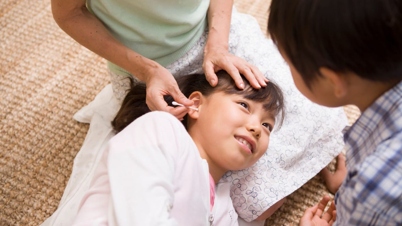 हे इअरवॅक्स कानाच्या आतील नाजूक त्वचेला कोरडे पडण्यापासून वाचवून खाज कमी करते. जेव्हा आपण इअरबड्सने कान साफ करण्याचा प्रयत्न करतो, तेव्हा बहुतेक वेळा इअरवॅक्स बाहेर येण्याऐवजी कानात अधिक खोलवर ढकलले जाते.