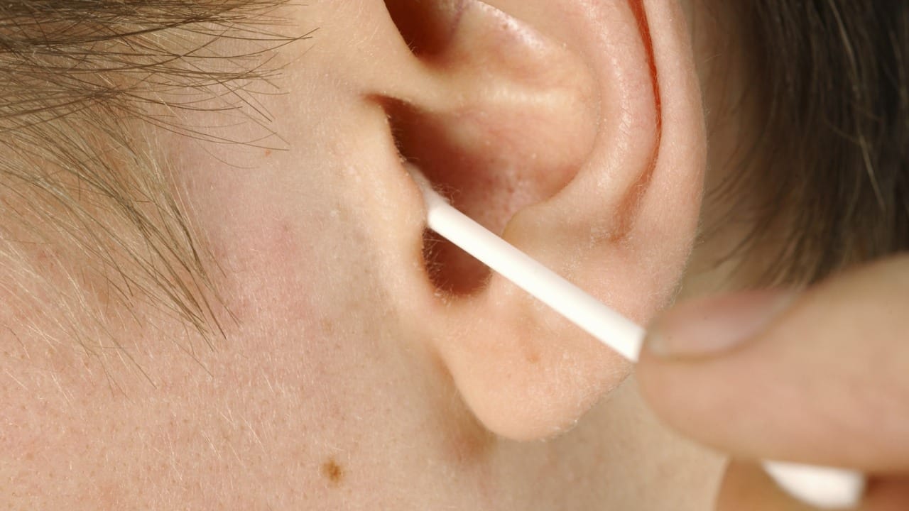 या इअरवॅक्समुळे तुमच्या कानाच्या पडद्यापर्यंत धूळ, कचरा आणि लहान जंतू पोहोचत नाही. तसेच इअरवॅक्समध्ये बॅक्टेरियाच्या वाढीस प्रतिबंध करणारे गुणधर्म असतात, जे कानाच्या आतील भागाला संसर्गापासून वाचवतात.