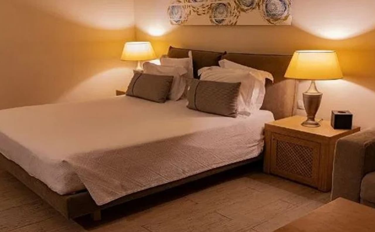 दोन कपल्स कुठेतरी फिरायला जातात किंवा काही कामानिमित्त बाहेरगावी जातात तेव्हा अनेकदा हॉटेलमध्ये राहण्याचा पर्याय स्वीकारला जातो. परंतु काही ठिकाणी अविवाहित कपलला हॉटेलमध्ये राहण्यास रुम दिली जात नाही.