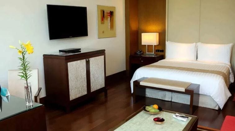 लग्न न करता दोघांनी हॉटेलमध्ये एकत्र राहणे हे बेकायदेशीर नाही. तुम्ही हॉटेलमध्ये एकत्र राहात असाल तर तुम्हाला पोलीसही काहीच करू शकत नाहीत. हॉटेलमध्ये एकत्र राहणे हा तुमचा वैयक्तिक निर्णय असतो. कायद्यानुसार सहमतीने हॉटेलमध्ये एकत्र राहणे गुन्हा नाही.