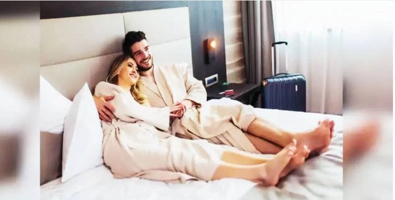 सर्वोच्च न्यायालयानेदेखील सहमतीने हॉटेलमध्ये राहणाऱ्या प्रौढ कपलच्या त्रास दिला जाऊ शकत नाही, असा निर्वाळा दिलेला आहे. वैध ओळखपत्र दाखवून कपलला हॉटेलमध्ये राहता येते. हॉटेलचे प्रशासनही तुम्हाला एकत्र राहण्यापासून रोखू शकत नाही. 