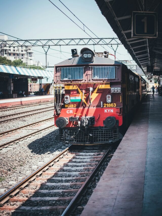 वीजेवर धावणाऱ्या मेल-एक्सप्रेसलाही जनरेटर का लावलेले असते ?