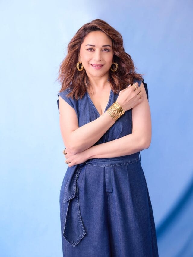 डेनिममध्ये माधुरीच्या दिलखेच अदा, चाहत्यांच्या खिळल्या चर्चा