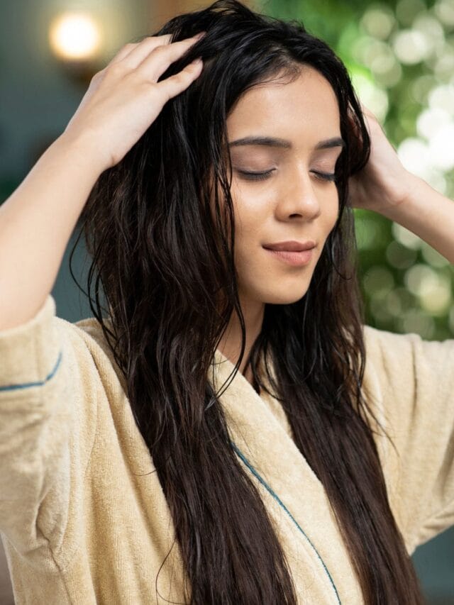 वेगाने वाढतील केस, कोंडाही दूर होईल, या तेलांचा वापर करा