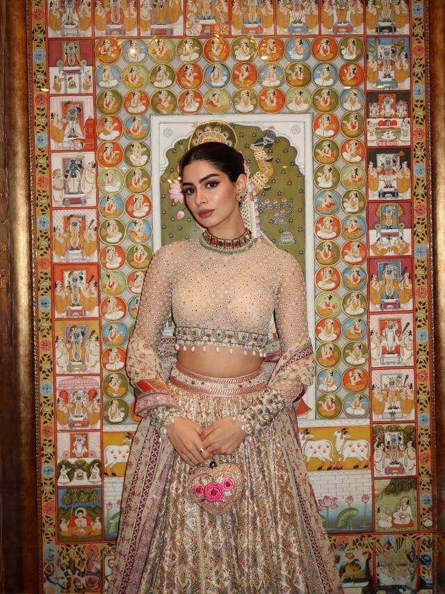 श्रीदेवी यांच्या लहान मुलीच्या पारंपरिक लूकमध्ये घायाळ अदा