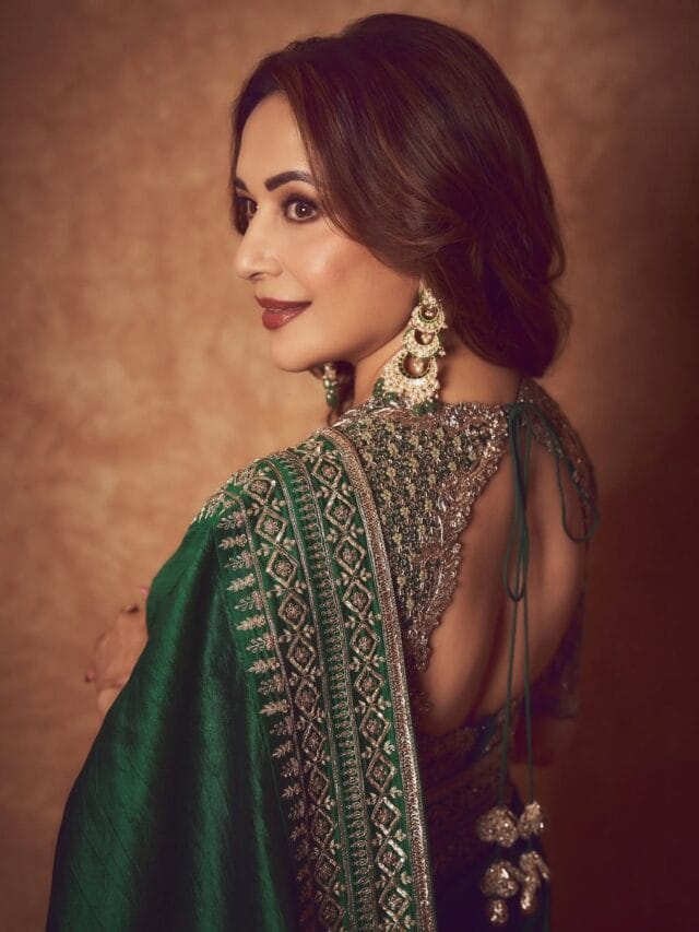 हिरवी साडी... लांब कानातले... मोकळे केस... फुलून दिसतंय धकधक गर्लचं सौंदर्य