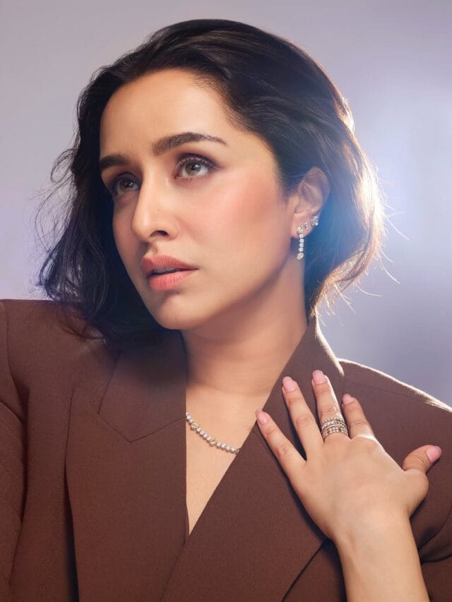 सूटमध्ये श्रद्धा कपूर हिच्या दिलखेच अदा, चाहत्यांच्या खिळल्या नजरा