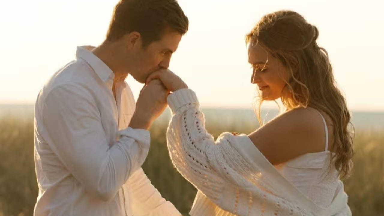 प्रत्येकाला स्वतःचं नाव ऐकायला आवडतं. संवादादरम्यान समोरच्याला त्यांच्या नावाने संबोधा. यामुळे संवाद अधिक वैयक्तिक आणि जिव्हाळ्याचा वाटतो.