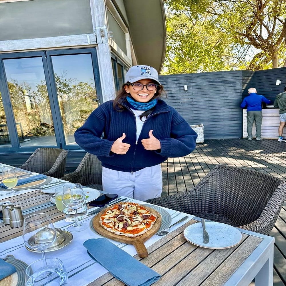 लेकीसोबत फोटो पोस्ट करत जान्हवी म्हणाली, 'माझ्या प्रिय जान्हवीसाठी 1000 झाडी...  कायम आनंदात राहा... कायम चमकत राहा... लव्ह यू... देव तुला आशीर्वाद देओ... वाढदिवसाच्या खूप खूप शुभेच्छा...' असं देखील अभिनेत्री पोस्टमध्ये म्हटली आहे. 