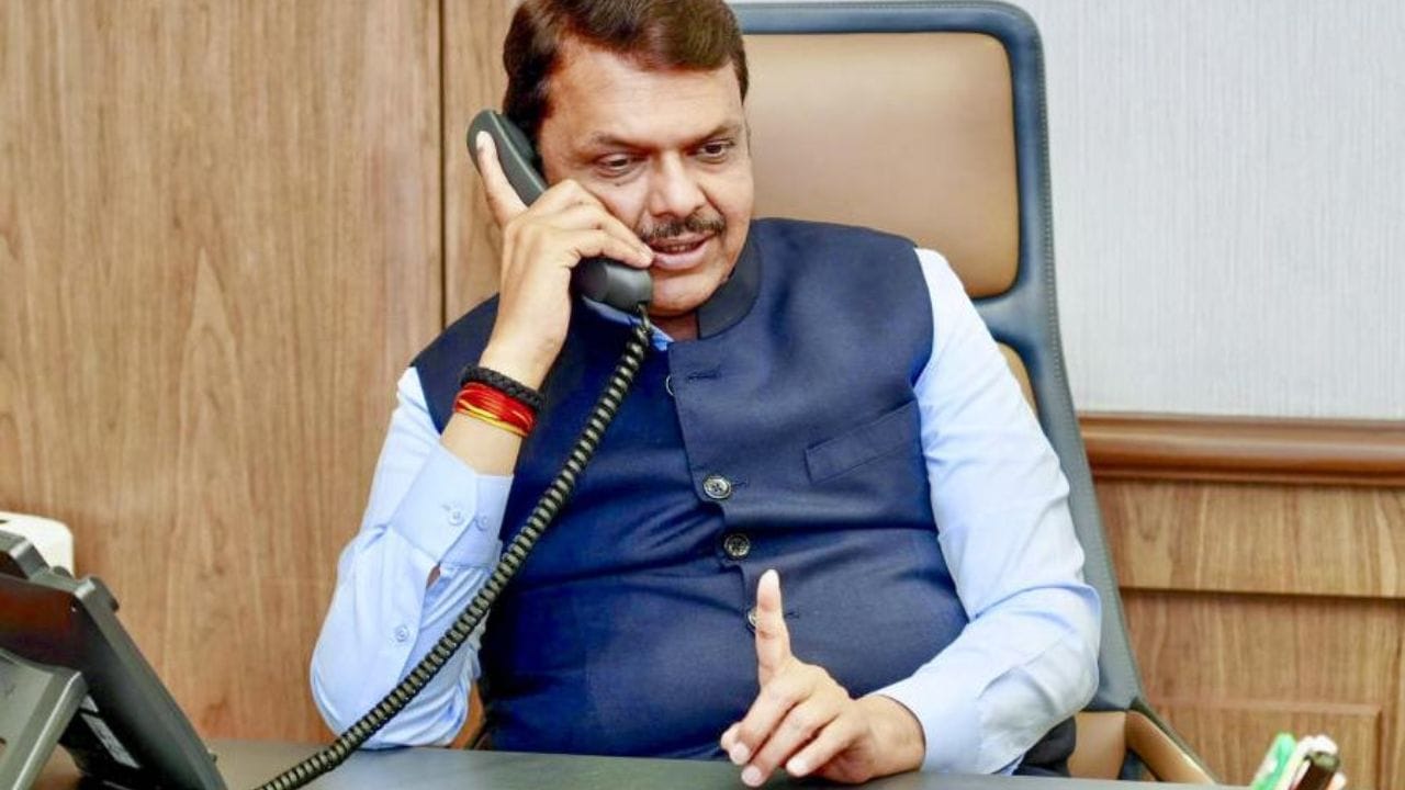 पुणे महापालिकेच्या उपमहापौर पदावरुन थेट फडणवीसांचा फोन पुणे महापालिकेच्या उपमहापौर पदावरुन थेट फडणवीसांचा फोन
