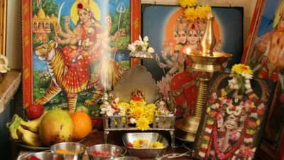 कोणत्या देवाला कोणते फूल अर्पण करावे? जाणून घ्या धर्मशास्त्र काय सांगतं?