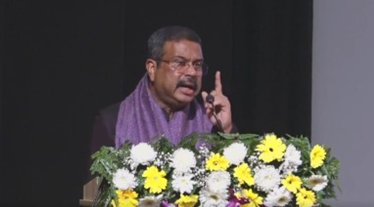 भारतातील स्पेनचे राजदूत जुआन अँटोनियो मार्च पुजोल यांच्यासोबत, उच्च शिक्षणावरील भारत-स्पेन परिषदेच्या समारोप सत्राला संबोधित करताना आपल्या आनंद होत आहे असे केंद्रीय शिक्षण मंत्री धर्मेंद्र प्रधान यांनी यावेळी सांगितले.