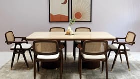 डायनिंग टेबलवर 'या' वस्तू ठेवल्या असतील तर आजच काढून टाका....