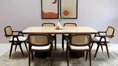 डायनिंग टेबलवर या वस्तू ठेवल्या असतील तर आजच काढून टाका... अन्यथा होतील नकारात्मक परिणाम