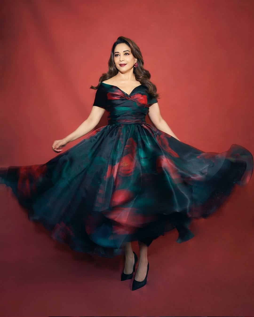 चाहत्यांना देखील अभिनेत्रीचा लूक आवडला आहे. प्रत्येक लूकमध्ये बॉलिवूडच्या धकधक गर्लचं सौंदर्य फुलून दिसतं. अभिनेत्री माधुरी दीक्षित कामय तिच्या सौंदर्यामुळे आणि सिनेमांमुळे चर्चेत असते.  