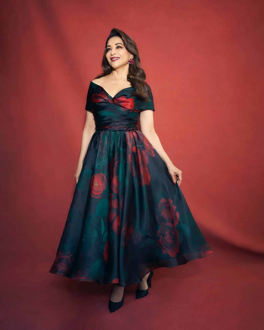 बॉलिवूडची धकधक गर्ल म्हणजे अभिनेत्री माधुरी दीक्षित आता बॉलिवूडमध्ये सक्रिय नसली तरी, सोशल मीडियावर कायम सक्रिय असते. आता देखील अभिनेत्रीने स्वतःचे काही फोटो सोशल मीडियावर पोस्ट केले आहेत. 