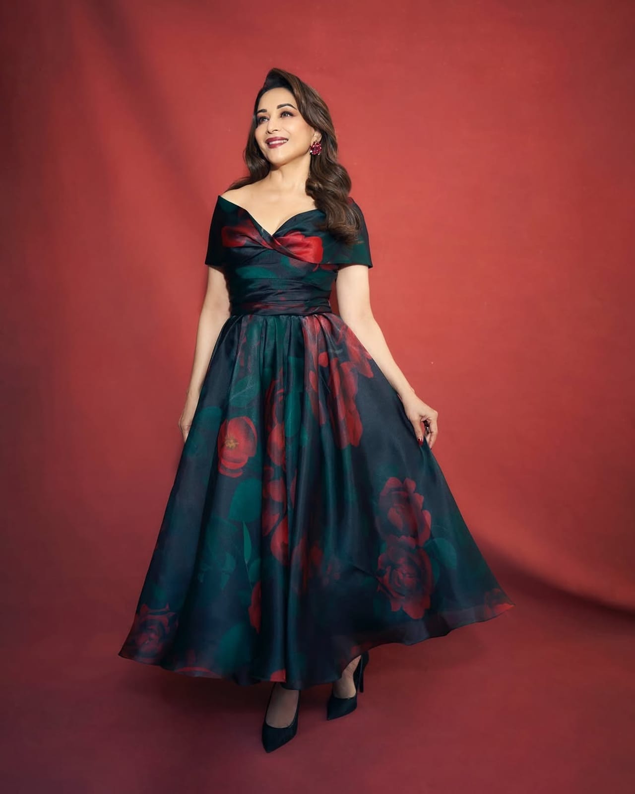 बॉलिवूडची धकधक गर्ल म्हणजे अभिनेत्री माधुरी दीक्षित आता बॉलिवूडमध्ये सक्रिय नसली तरी, सोशल मीडियावर कायम सक्रिय असते. आता देखील अभिनेत्रीने स्वतःचे काही फोटो सोशल मीडियावर पोस्ट केले आहेत. 