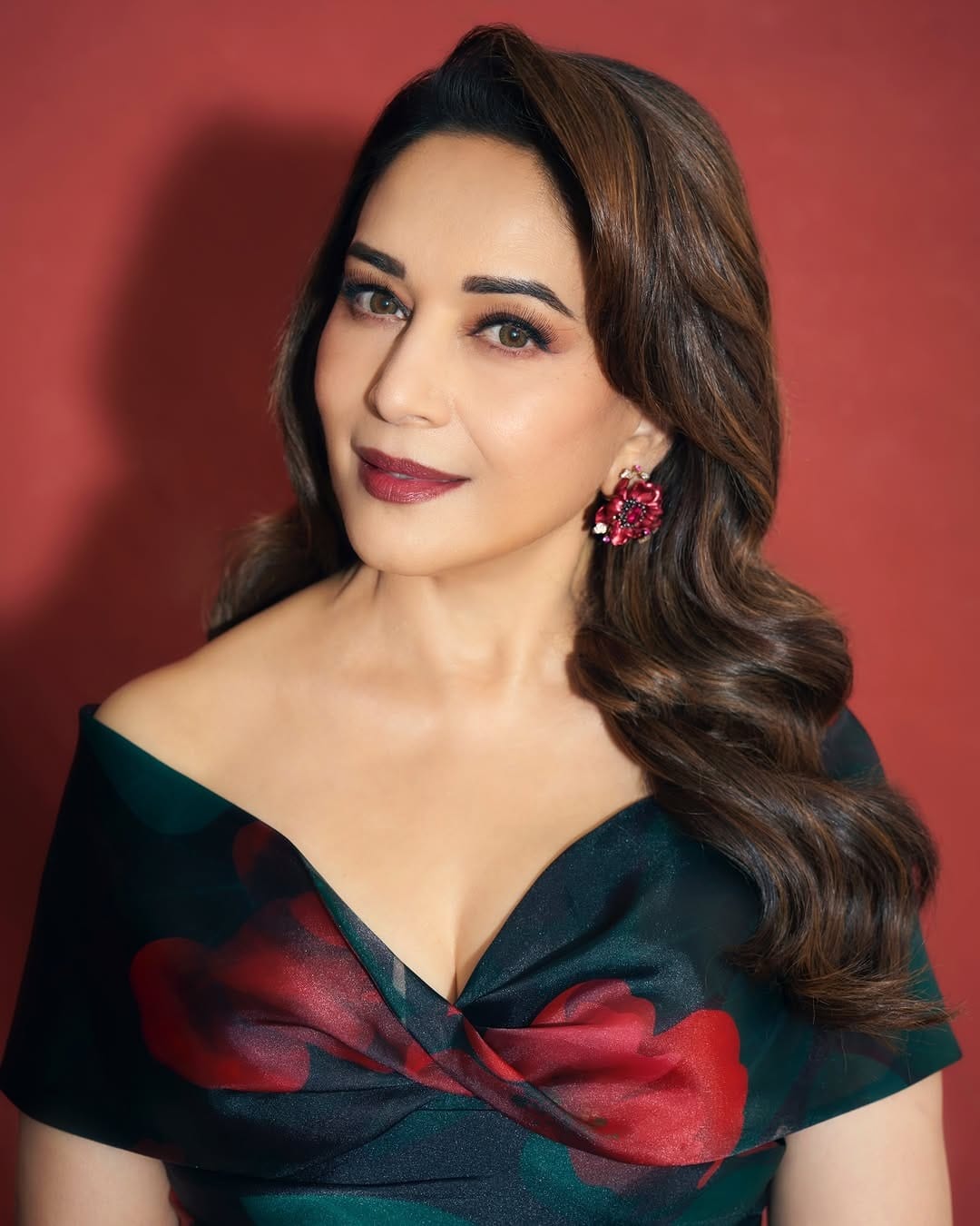 सर्वत्र माधुरीच्या ग्लॅमरची चर्चा रंगली आहे. माधुरी दीक्षित कायम स्वतःचे वेग-वेगळ्या लूकमधील फोटो पोस्ट करत चाहत्यांना फॅशन गोल्स देत असते. आता देखील अभिनेत्रीने काही फोटो पोस्ट केले आहे. 