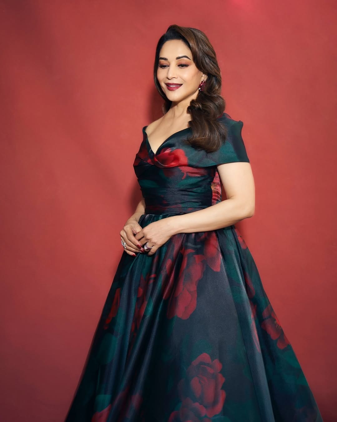 पन्नाशीत देखील अभिनेत्रीचं सौंदर्य कमी झालेलं नाही. सोशल मीडियावर वेगवेगळ्या लूकमध्ये फोटो पोस्ट करत अभिनेत्री चाहत्यांना फॅशन गोल्स देत असते.