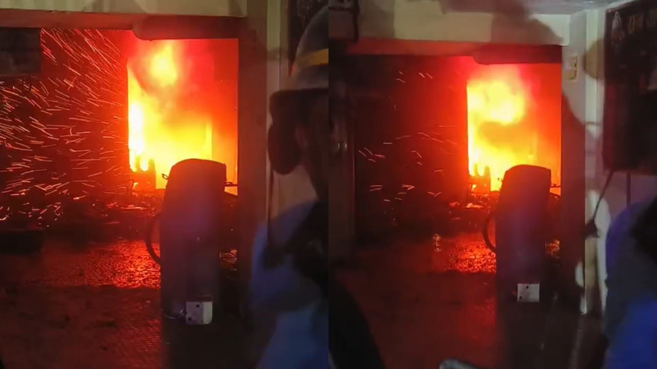 डोंबिवली पूर्व येथील सागाव परिसरात आज पहाटे एका निवासी इमारतीच्या बेसमेंटमध्ये भीषण आग लागल्याची धक्कादायक घटना घडली. या आगीत तब्बल २९ दुचाकी आणि काही सायकली जळून खाक झाल्या. ही आग विझवण्याच्या प्रयत्नात इमारतीमधील ५ रहिवासी जखमी झाले आहेत. सुदैवाने, अग्निशमन दलाच्या तत्परतेमुळे मोठी जीवितहानी टळली.