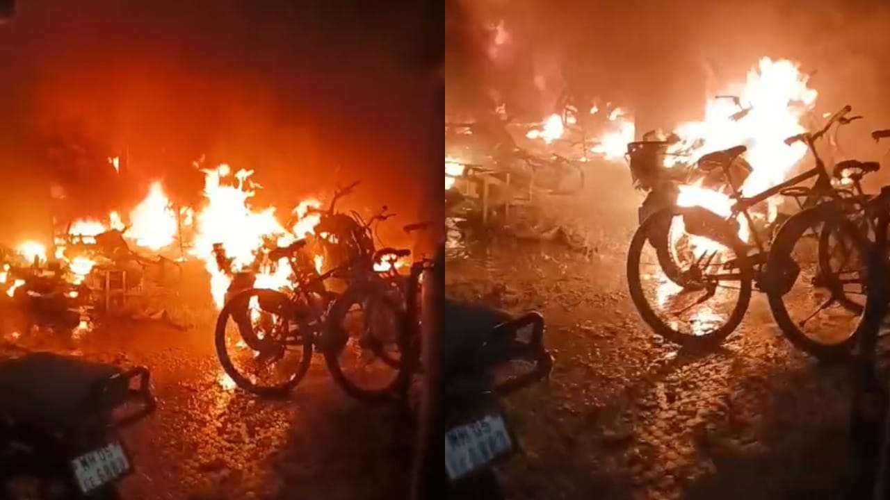 सागाव येथील चेडा नगर, जय भारत स्कूलजवळ असलेल्या 'राज अपार्टमेंट' आणि 'रविकिरण सोसायटी' या जोड इमारतींच्या बेसमेंट पार्किंगमध्ये आज पहाटे ४:१५ च्या सुमारास अचानक आग लागली.