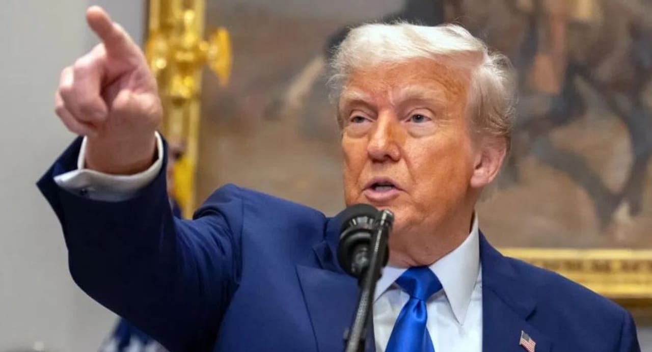 अमेरिकेचे राष्ट्राध्यक्ष डोनाल्ड ट्रम्प आता पुन्हा एकदा चर्चेत आले आहेत. त्यांनी 100 पेक्षा जास्त देशांवर टॅरिफ लावला होता. आता हाच टॅरिफ अवैध असल्याचे अमेरिकन सर्वोच्च न्यायालयाने म्हटले आहे. हा निर्णय म्हणजे डोनाल्ड ट्रम्प यांना जबर धक्का असल्याचे बोलले जात आहे. 