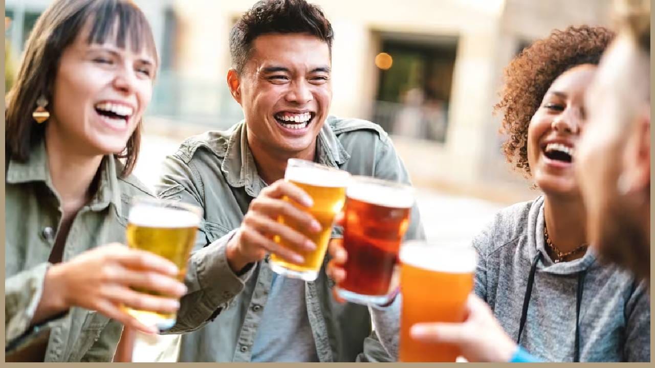 काही तज्ज्ञांच्या मते जर एखादी व्यक्ती आठवड्यातून 60 एमएलपर्यंत दारू पित असेल तर अनेक लोकांसाठी ते सुरक्षित मानले जाते. पण जर अधुनमधून सुद्धा जर अति मद्यपान करत असाल तर त्याचा शरीरावर दुष्परिणाम होतो. पण जर कमी प्रमाणात दारू तीही कधी कधी पित असाल तर शरीरावर त्याचे लागलीच परिणाम होणार नाही.