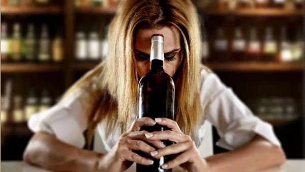Alcohol Effects: अनेकदा लोकांना वाटते की आठवड्यातून एकदा दारू पिणे काही वाईट नाही. पण डॉक्टरांच्या मते एकदा दारू पिणे सुद्धा शरीरावर परिणाम करते. अर्थात तुम्ही किती पॅक रिचवतात, किती ग्लास दारु रिचवतात यावर ते अवलंबून असते.