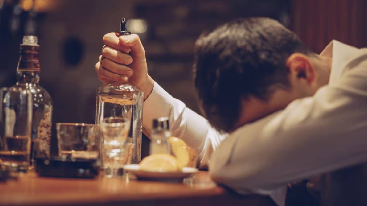 दारू पिल्याने रक्तदाब वाढतो. हृदयाचे ठोके अनियमित होतात. जर दारुसोबत धुम्रपानाची सवय असेल तर मग हृदयावर त्याचा मोठा परिणाम होतो. अनेक रोग आणि व्याधी शरीरात बळावतात. विस्मरणाचा त्रास होऊ शकतो. पचनाची समस्या जाणवू शकते. 