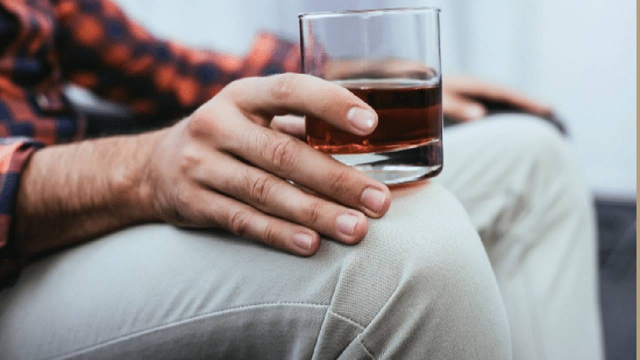 दारूत अधिक कॅलरीज असतात. जर दारु पिताना अधिक चकणा खाण्याची सवय असेल आणि जेवणाची सवय असेल तर वजन वाढण्याचा धोका असतो. चरबी ही पोट, मांड्यांमध्ये अधिक प्रमाणात साचते. मेटाबॉलिजम संथ होते. पुढे वजन नियंत्रित ठेवणे जड जाते. 