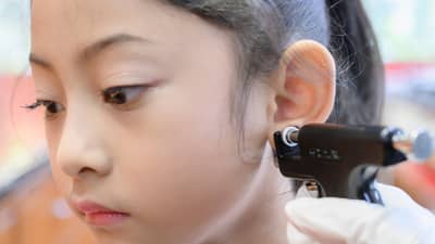 लहानपणी मुलांचे कान का टोचले जातात? 99 टक्के लोकांना माहिती नाही कारण