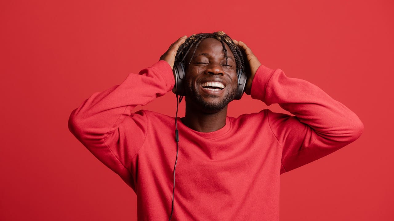 आजकाल मोबाईलप्रमाणे हेडफोन देखील आपल्या दैनंदिन जीवनातील अविभाज्य भाग झाला आहे. ऑफिसच्या मिटिंगपासून ते प्रवासात गाणी ऐकण्यापर्यंत आपण सतत हेडफोनचा वापर करत असतो. मात्र, सततच्या वापरामुळे हेडफोनवर धूळ, घाम आणि कानातील मळ (Earwax) साचतो. यामुळे केवळ आवाजाचा दर्जा खालावतो, पण त्यासोबतच कानाला संसर्ग होण्याचा धोकाही असतो.