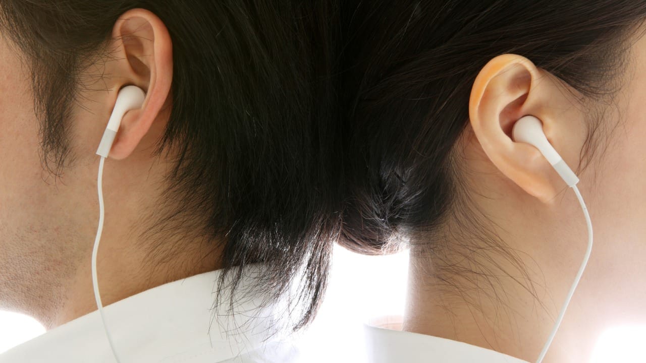 सतत मोठ्या आवाजात गाणी ऐकल्याने स्पीकरच्या पडद्यावर ताण येतो आणि आवाजाचा दर्जा खालावतो. तुम्ही वापरत असलेले हेडफोन इतरांना वापरण्यास देऊ नका. यामुळे कानाचा संसर्ग टाळता येतो.