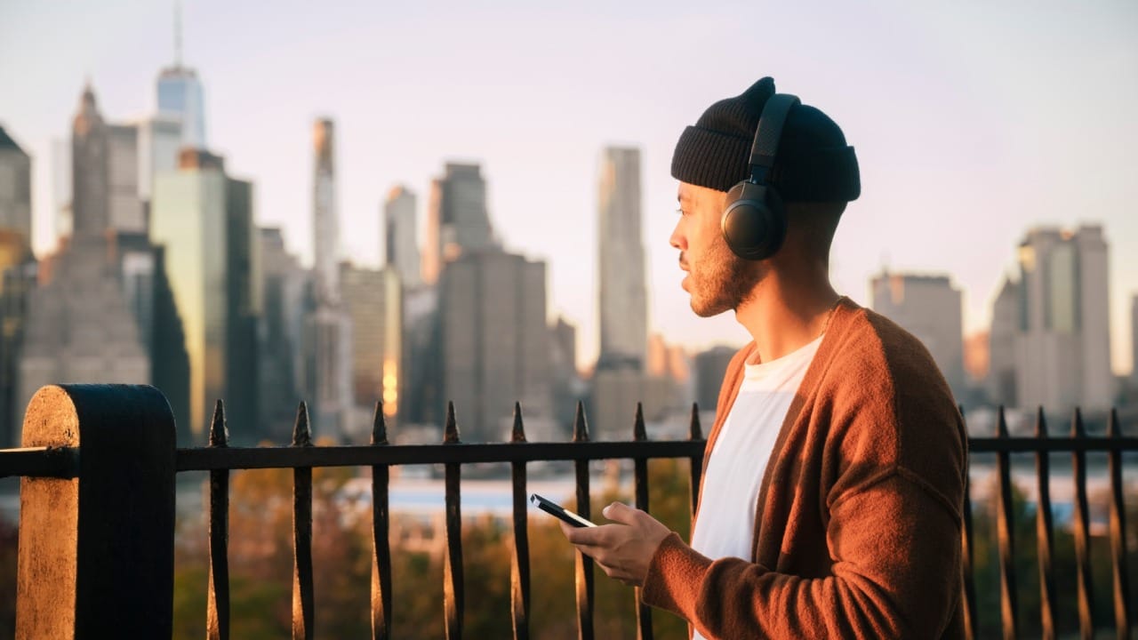 जर तुम्ही तुमच्या हेडफोनची योग्य काळजी घेतली तर तुमचे हेडफोन केवळ दीर्घकाळ टिकणार नाहीत, तर तुमच्या कानांचे आरोग्यही सुरक्षित राहील. त्यामुळे कोणत्याही तंत्रज्ञानाचा वापर करताना स्वच्छतेची ही छोटीशी सवय नक्कीच फायदेशीर ठरेल.